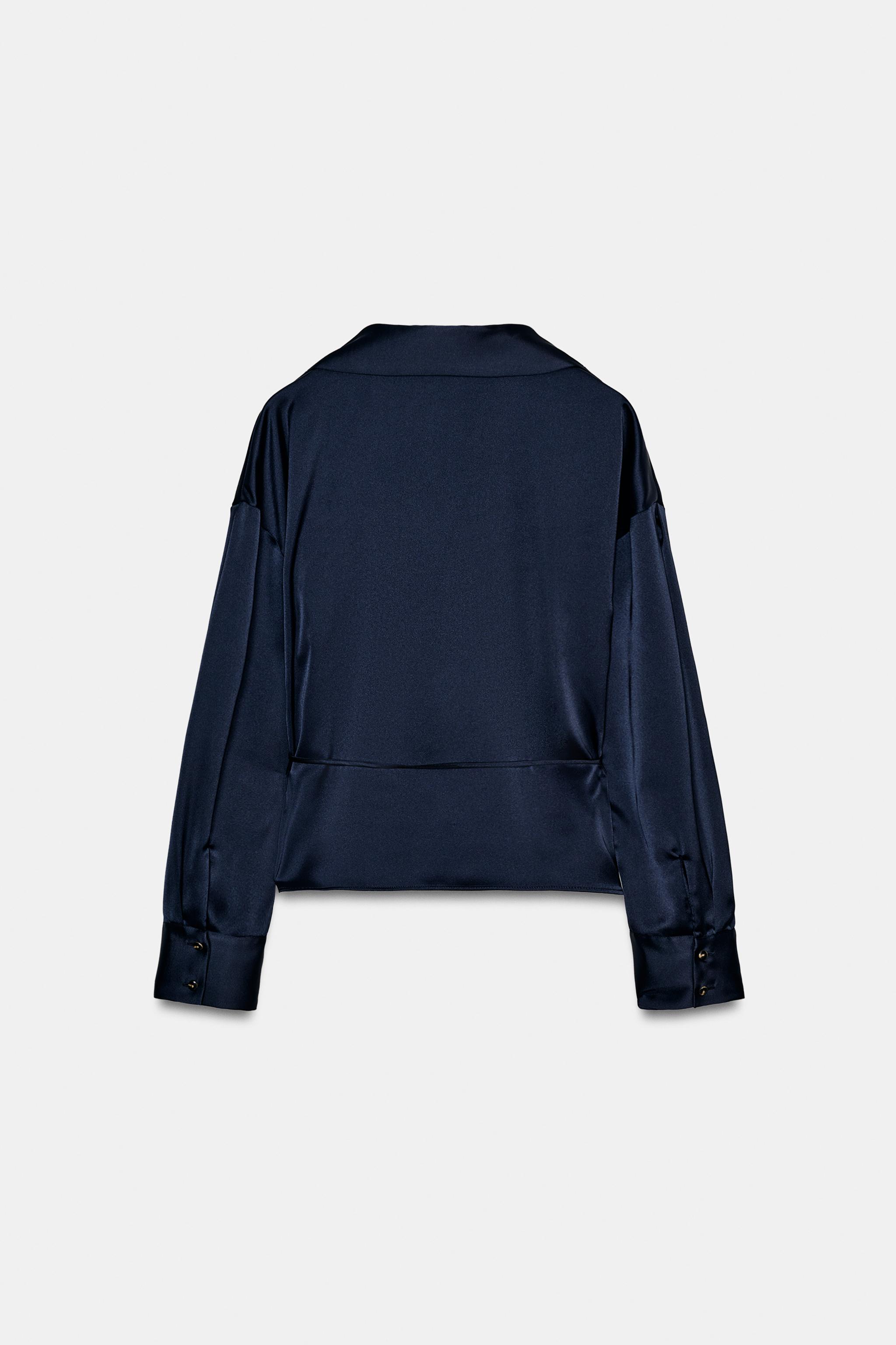 BLOUSE SATINÉE AVEC CEINTURE FINE